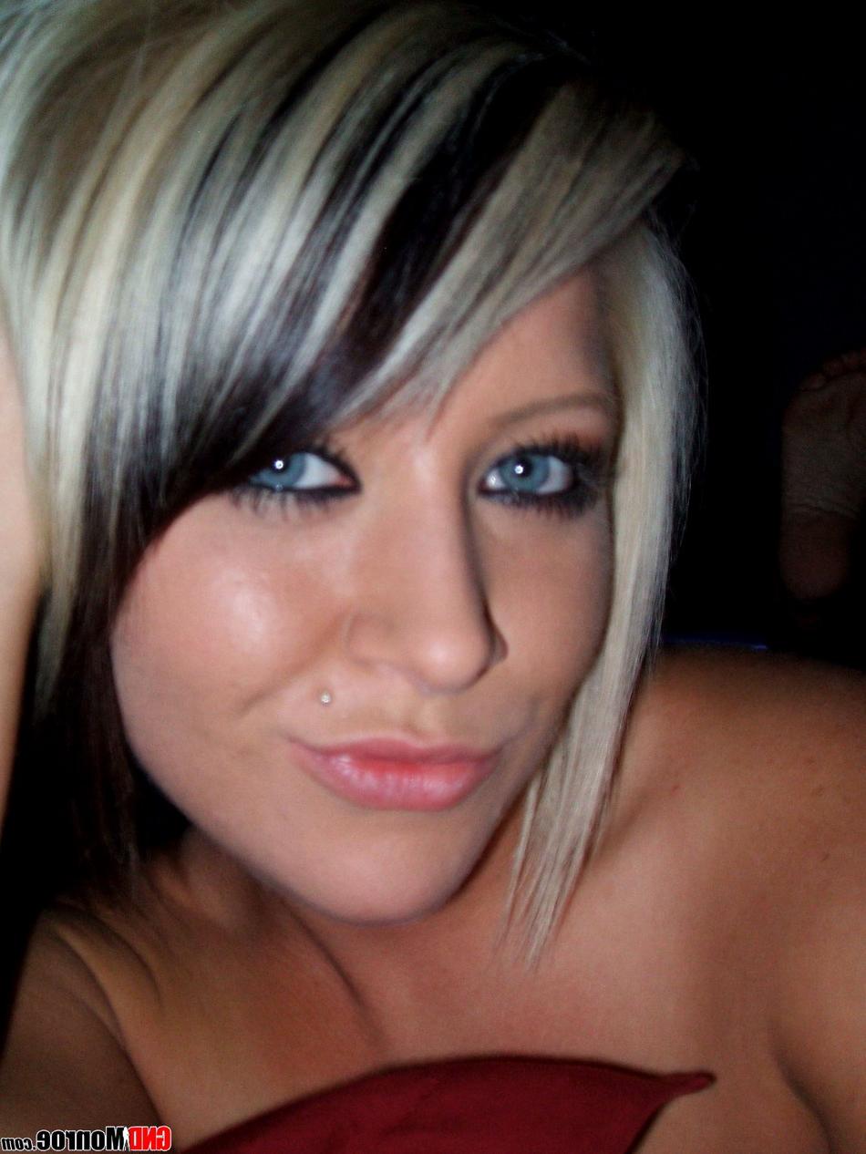 12P Rubia sucia con ojos llamativos se toma fotos de forma provocativa