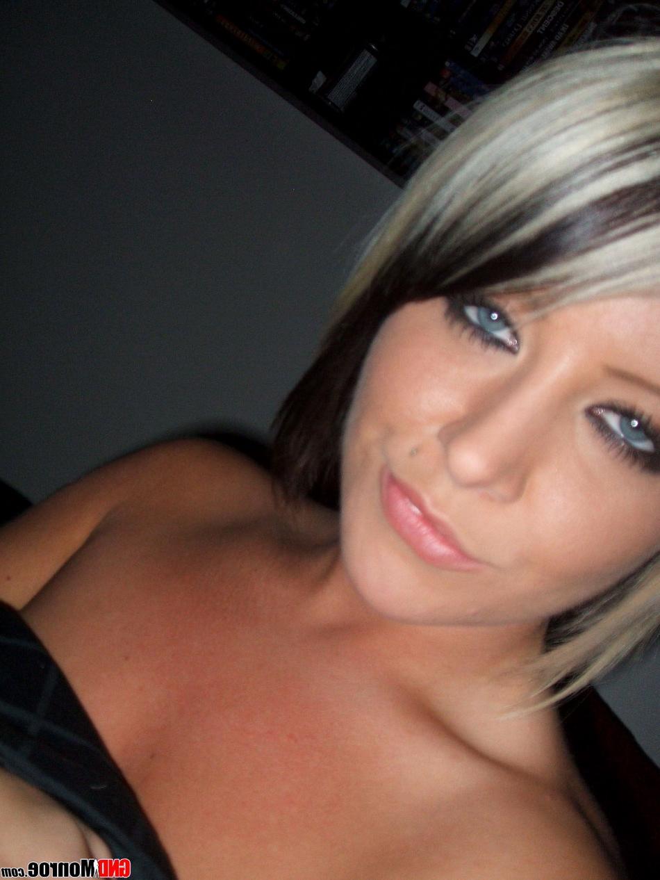 12P Rubia sucia con ojos llamativos se toma fotos de forma provocativa