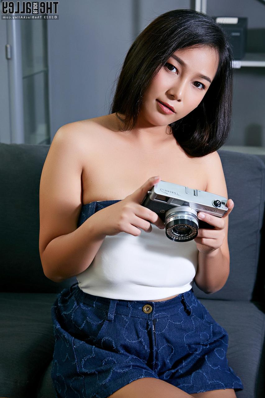 16P Fille asiatique solo aux gros seins Paris glisse un gode dans son vagin