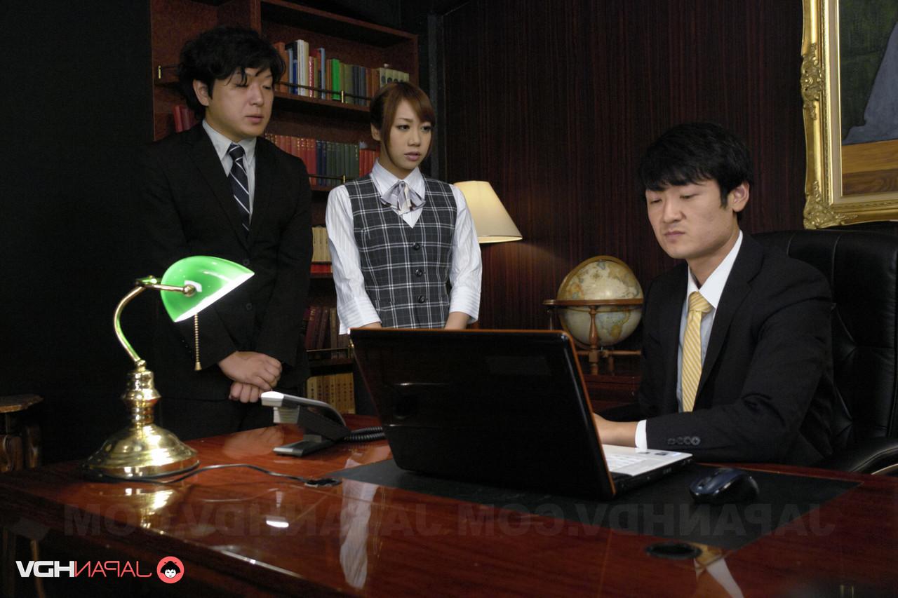 15P Die japanische Studentin Aiko Endou hat gleichzeitig Sex mit einer Schülerin und einer Lehrerin