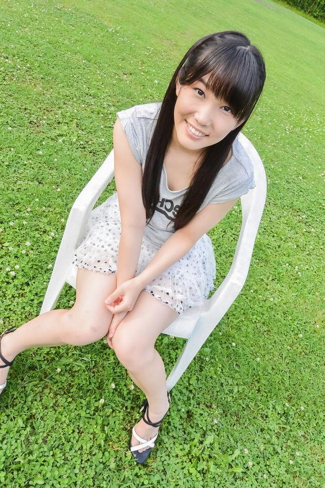 15P La japonesa Yui Kasugano se masturba con juguetes sexuales en una silla del patio trasero