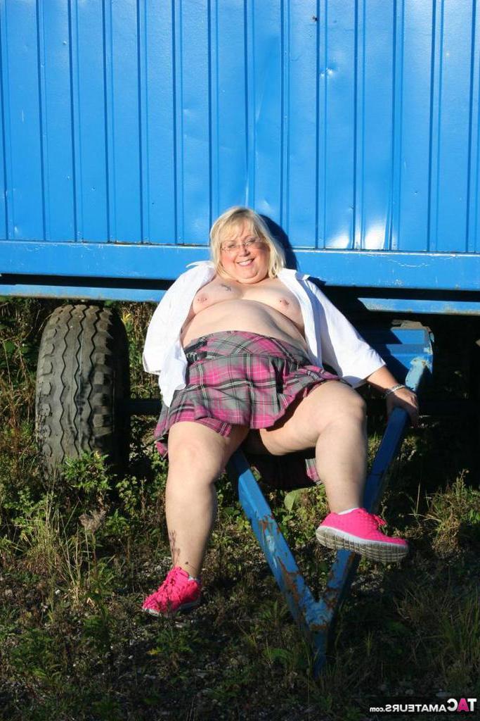 20P Жиробасина Лексикаммингс прокатилась с выставленными сиськами после того, как показала свою огромную задницу