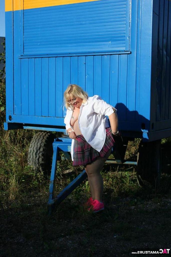 20P Жиробасина Лексикаммингс прокатилась с выставленными сиськами после того, как показала свою огромную задницу