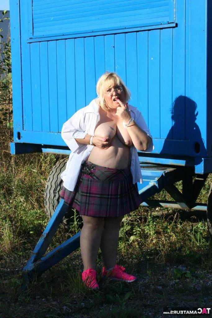20P Жиробасина Лексикаммингс прокатилась с выставленными сиськами после того, как показала свою огромную задницу