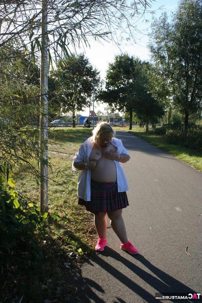 20P Жиробасина Лексикаммингс прокатилась с выставленными сиськами после того, как показала свою огромную задницу