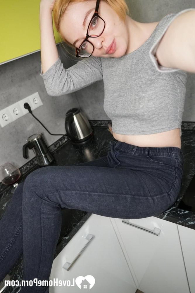 20P Ginger amateur ruda se desnuda en solitario y expone su cuerpo perfectamente formado