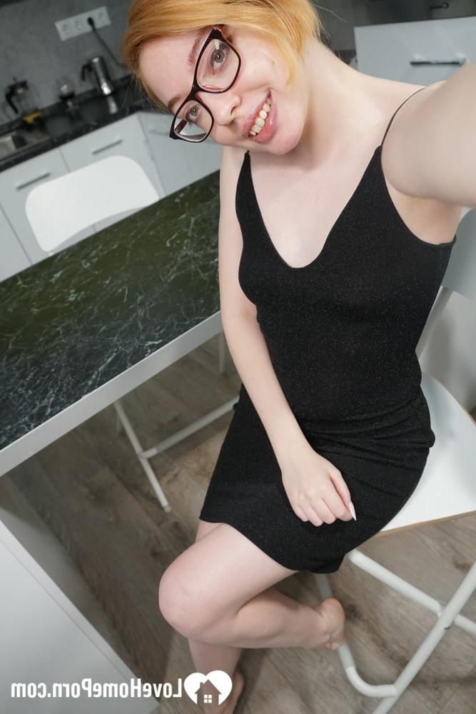 20P Ginger amateur ruda se desnuda en solitario y expone su cuerpo perfectamente formado