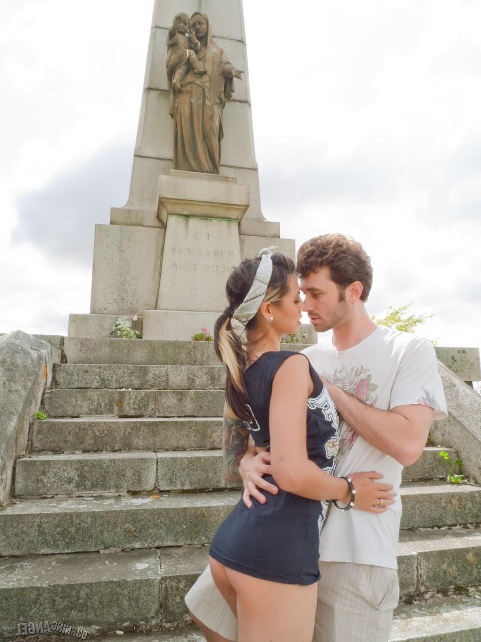 17P Die fantastische Holly D lutscht und fickt den Penis des geilen James Deen außerhalb von Paris