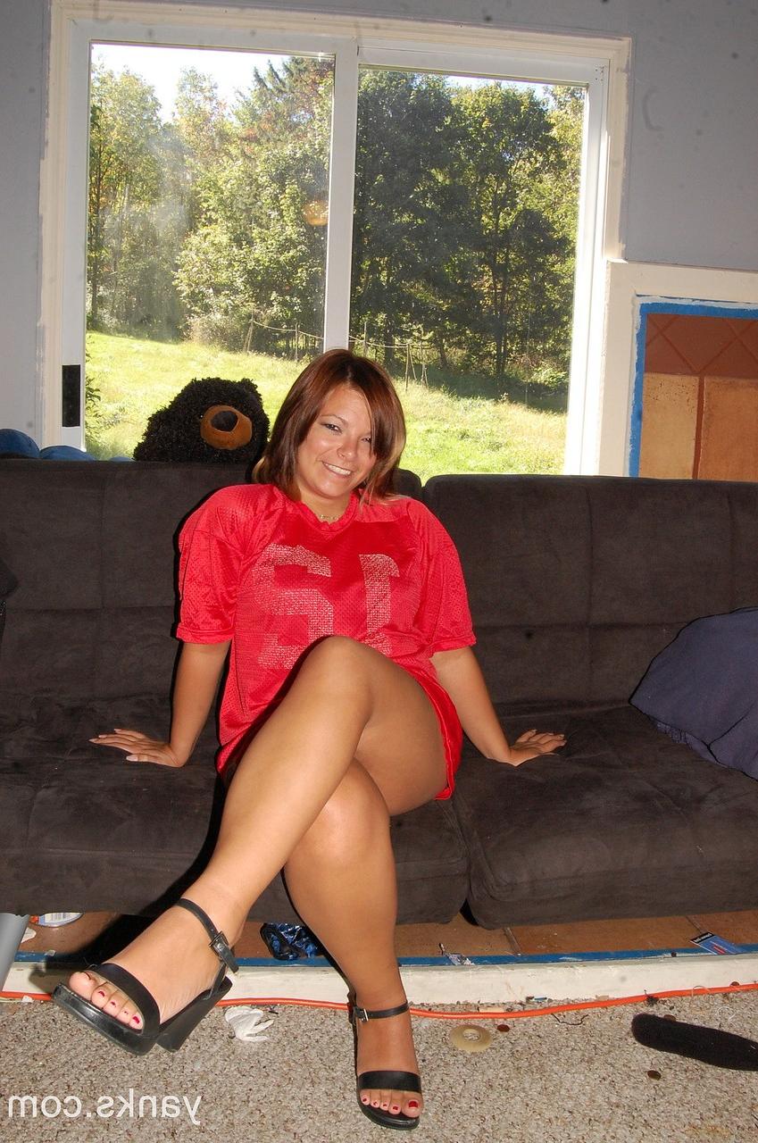 17P Pudgy redhead Sammy Sui spreads pussy wide for toying & uses vibrator on clit