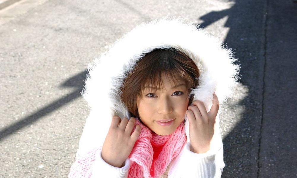 16P A japonesa MILF Mai Haruna desfaz o casaco de inverno enquanto usa sutiã e calcinha