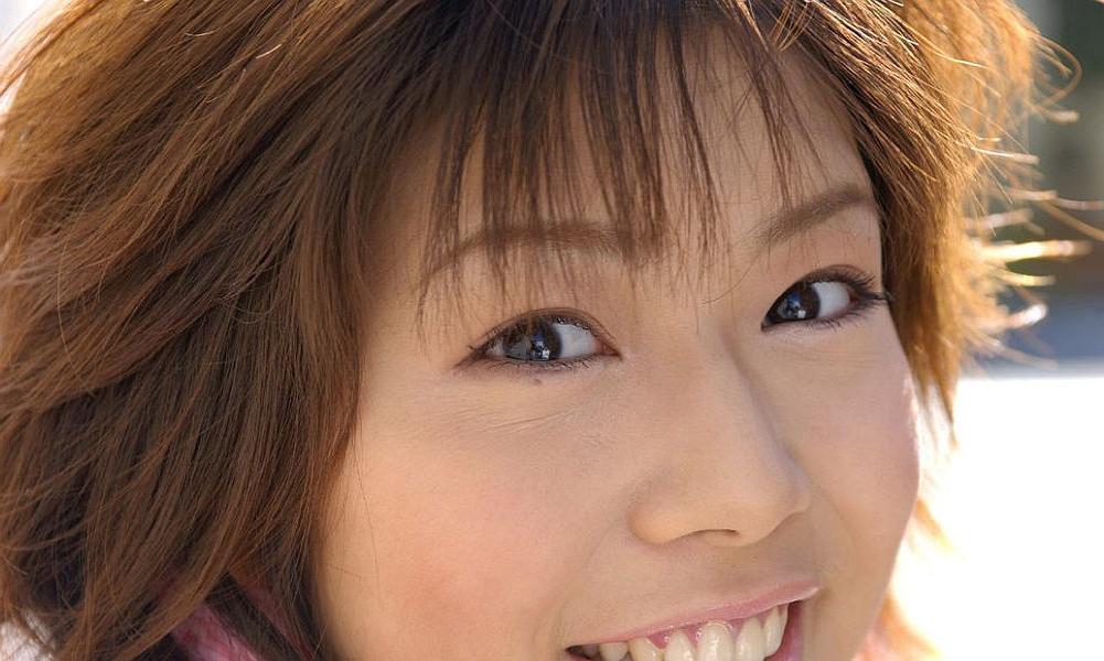 16P A japonesa MILF Mai Haruna desfaz o casaco de inverno enquanto usa sutiã e calcinha