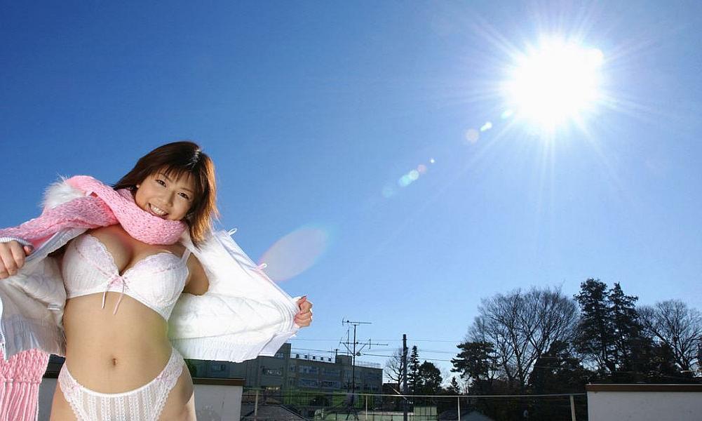 16P A japonesa MILF Mai Haruna desfaz o casaco de inverno enquanto usa sutiã e calcinha