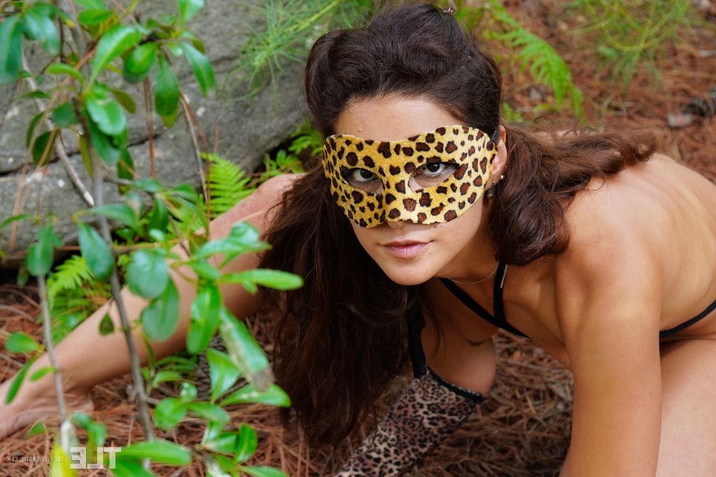 16P A adolescente morena Leah ostenta um plug anal enquanto fode com os dedos na natureza