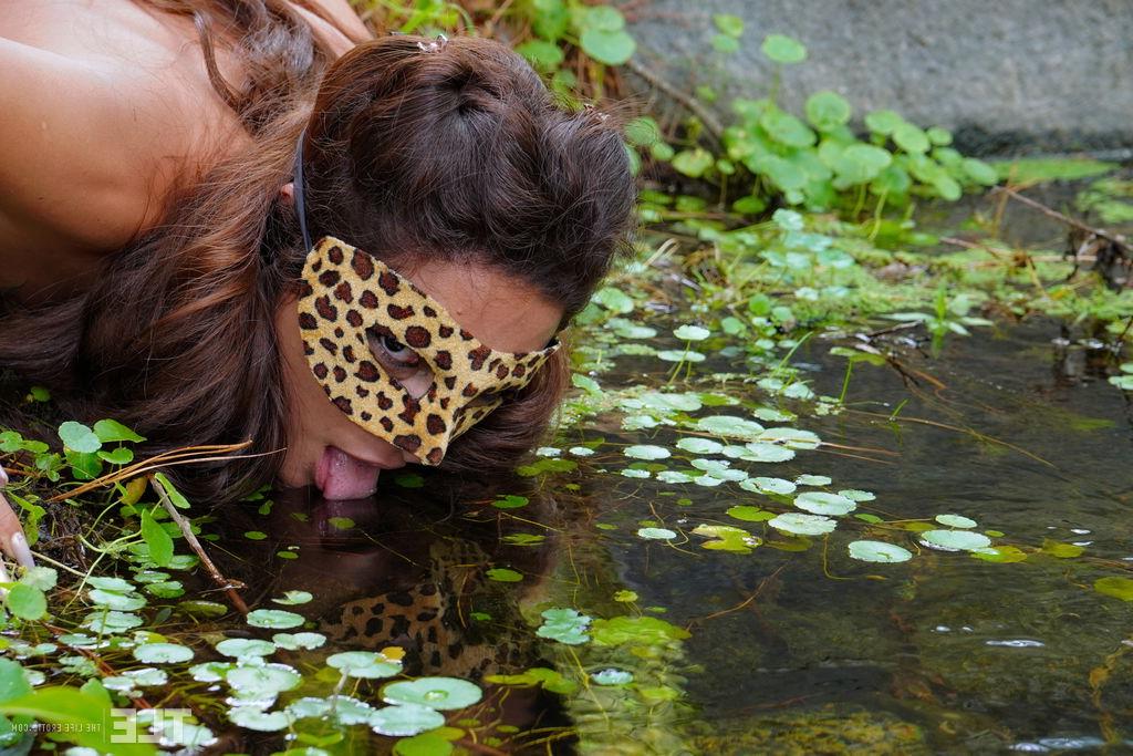16P A adolescente morena Leah ostenta um plug anal enquanto fode com os dedos na natureza