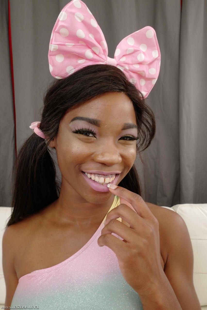 16P A gracinha de ébano peituda Mya Mays cavalga um pau grande e recebe uma cara brutal fodendo