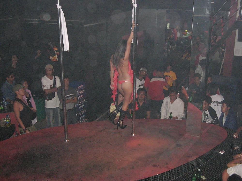 16P Dünne asiatische Babes in Stiefeln und erotischen Dessous machen Striptease