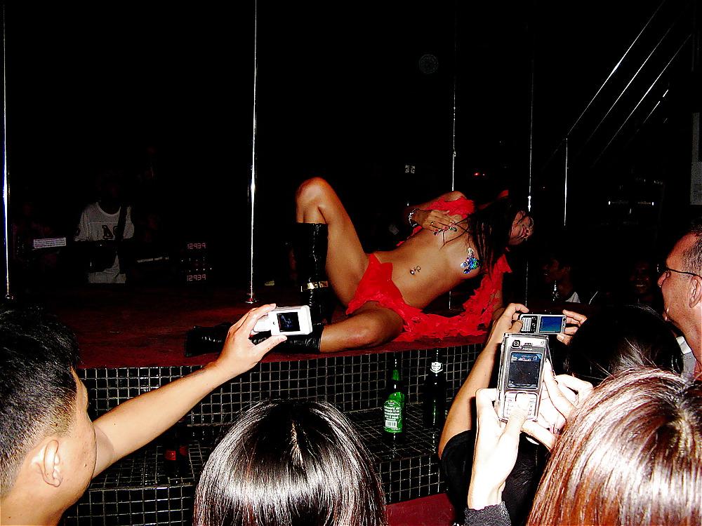 16P Dünne asiatische Babes in Stiefeln und erotischen Dessous machen Striptease