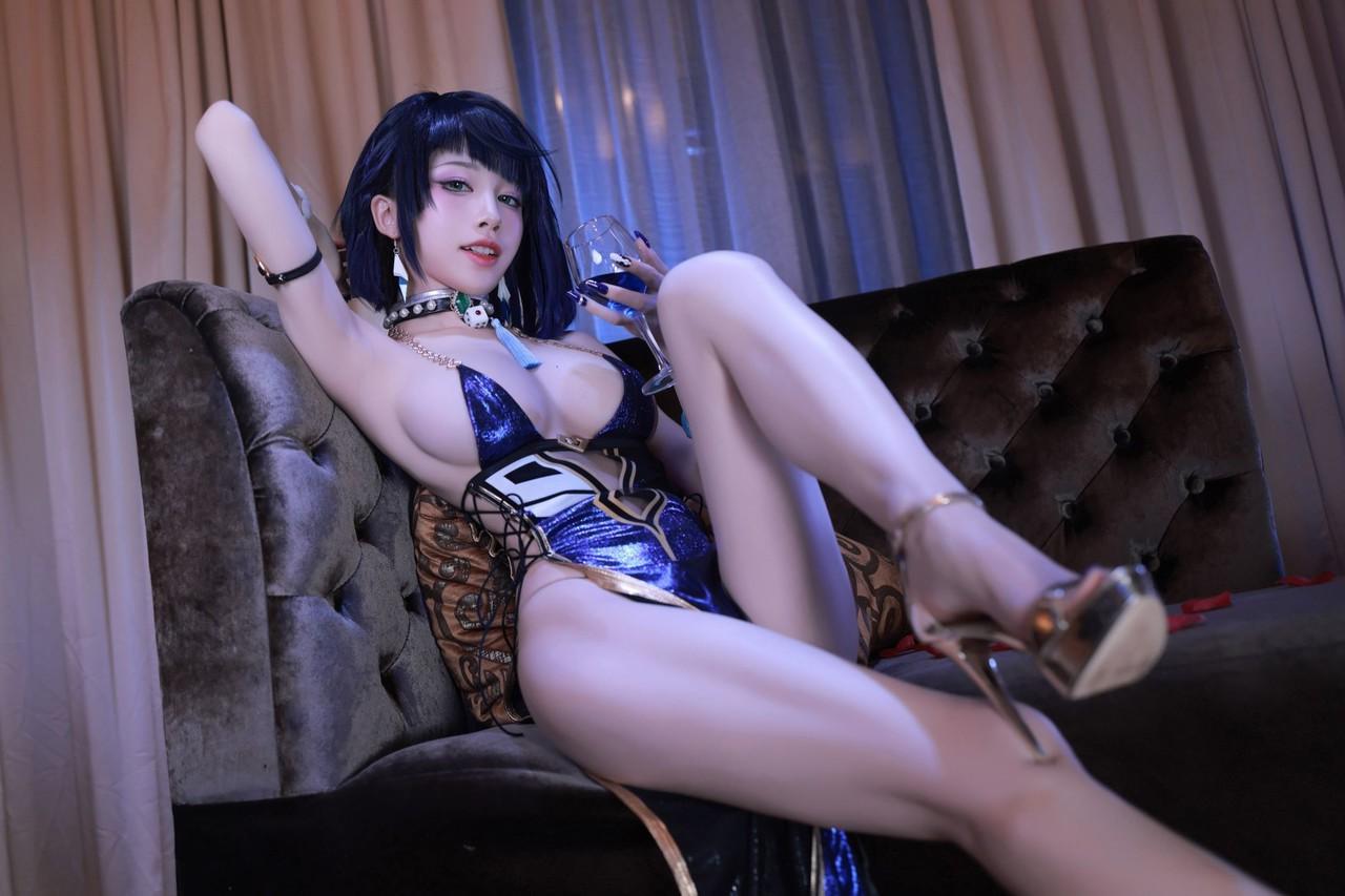 10P Mulher asiática atraente brinca com seus peitos grandes em ação de cosplay