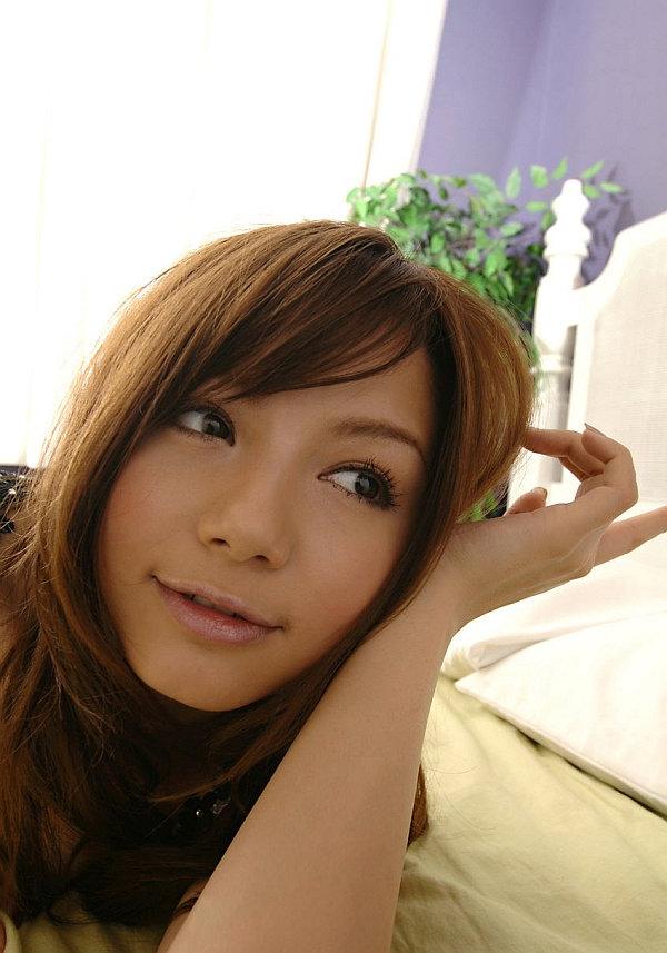 16P La pelirroja japonesa Tina Yuzuki se desnuda totalmente durante una acción sincera en solitario