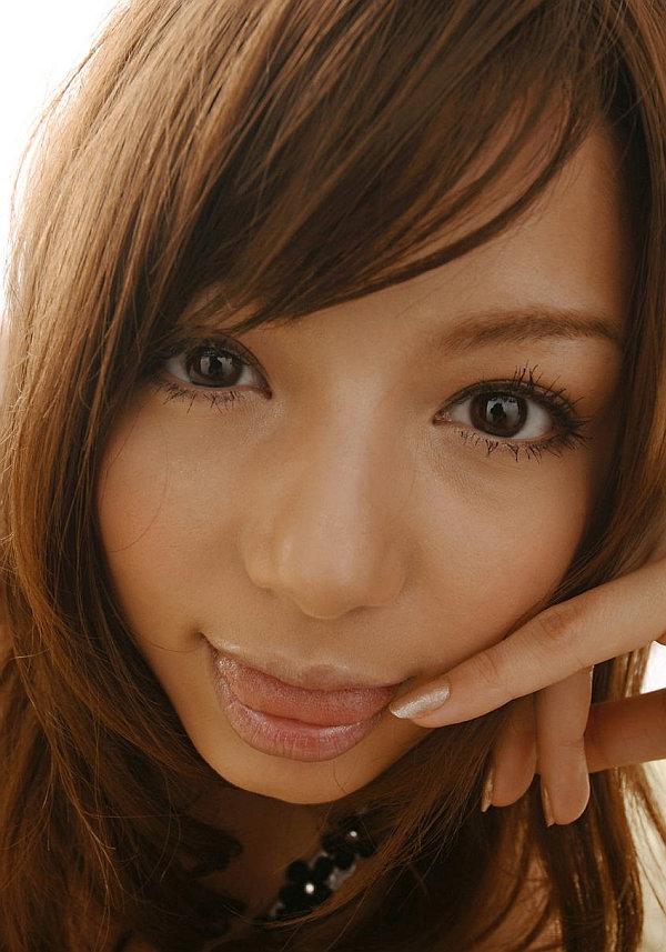 16P La pelirroja japonesa Tina Yuzuki se desnuda totalmente durante una acción sincera en solitario