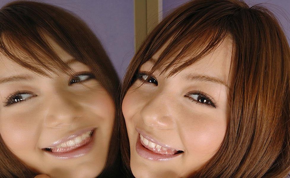 16P La pelirroja japonesa Tina Yuzuki se desnuda totalmente durante una acción sincera en solitario