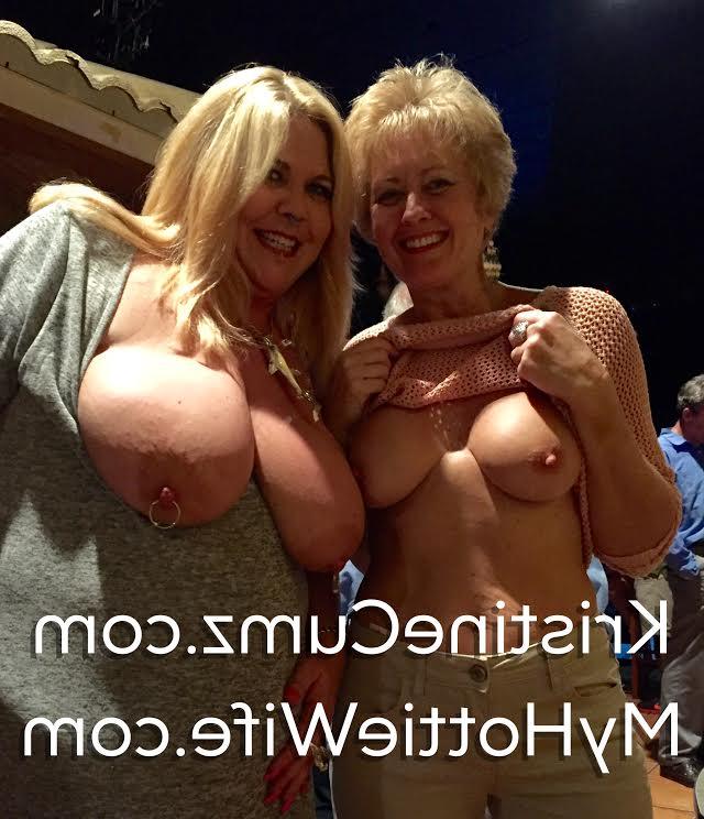 20P Une blonde mature aux gros seins dévoile ses chattes et pose ensemble.