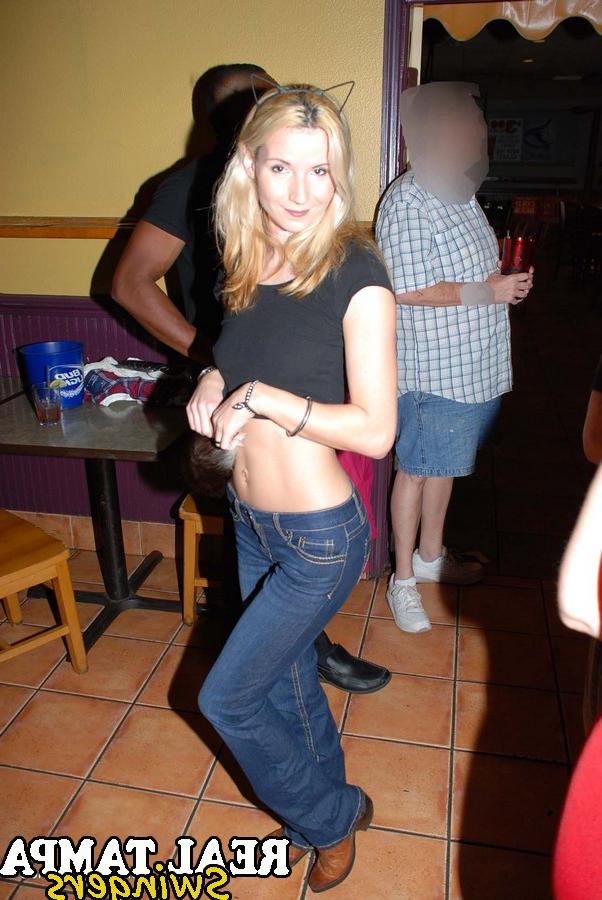 20P Une blonde mature aux gros seins dévoile ses chattes et pose ensemble.