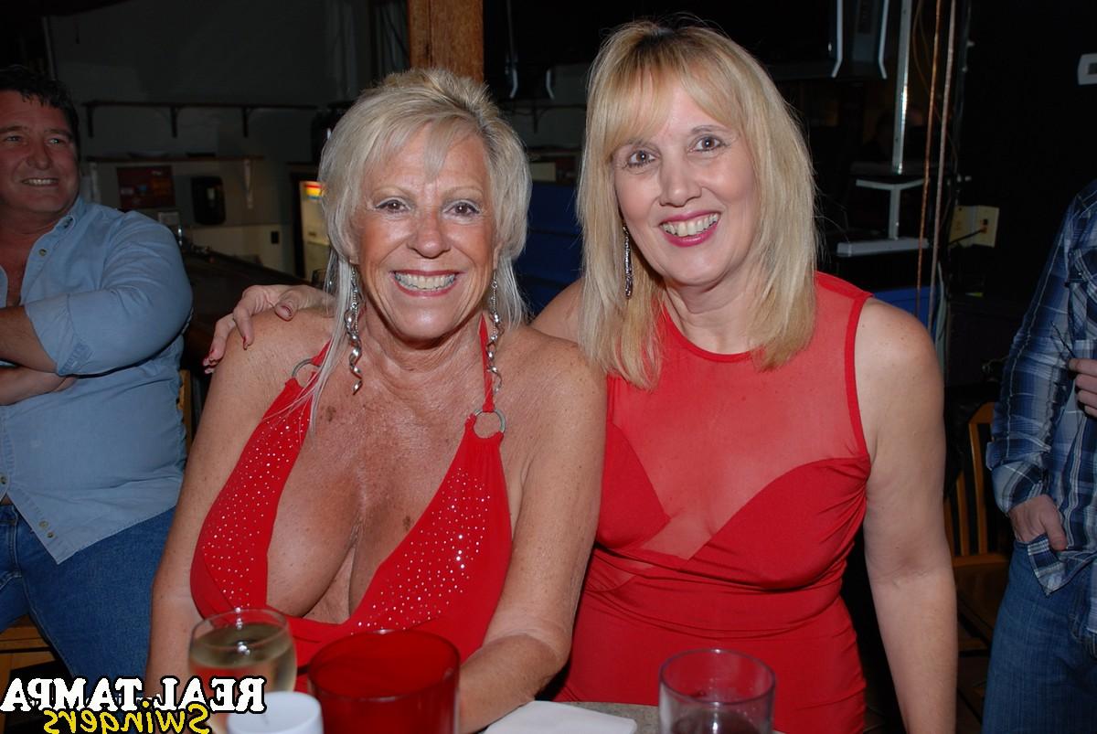 20P Une blonde mature aux gros seins dévoile ses chattes et pose ensemble.