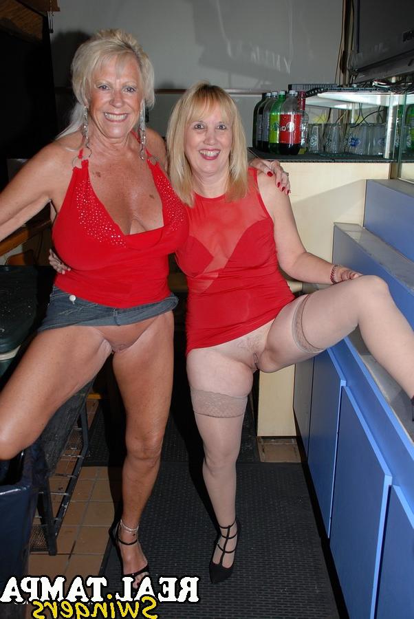 20P Une blonde mature aux gros seins dévoile ses chattes et pose ensemble.