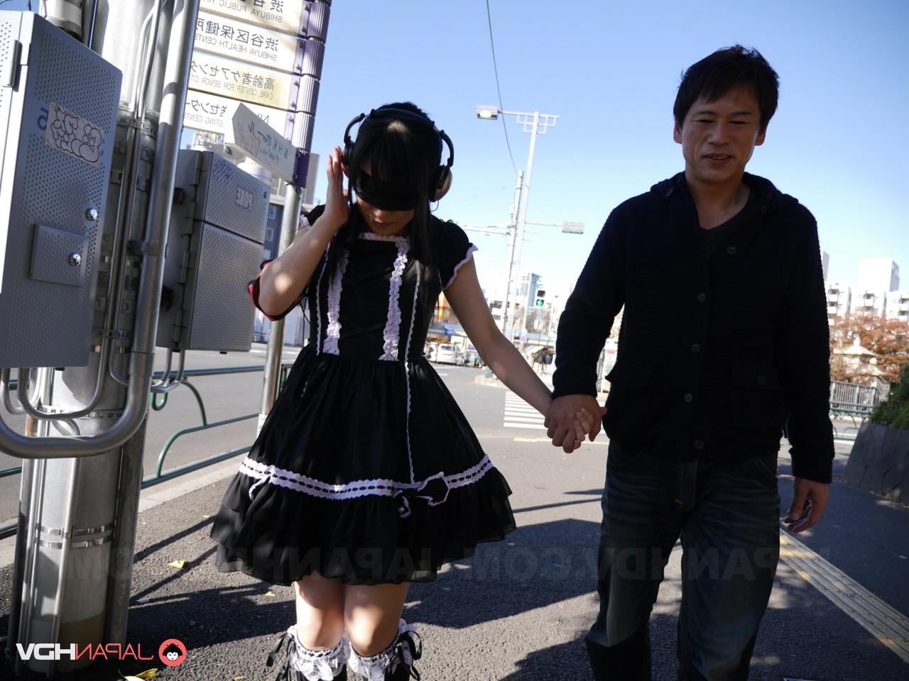 20P A empregada japonesa safada Yui Kyouno é tratada com um vibrador controlado remotamente