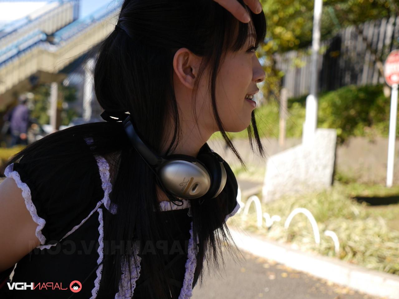 20P A empregada japonesa safada Yui Kyouno é tratada com um vibrador controlado remotamente