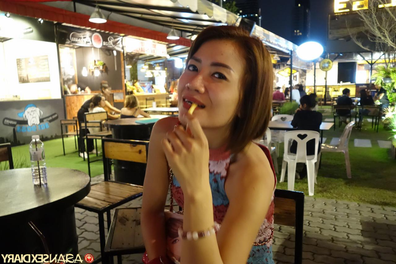 20P Das asiatische Babe Nan B zeigt ihren zierlichen Körper, während sie sich für POV-Sex auszieht