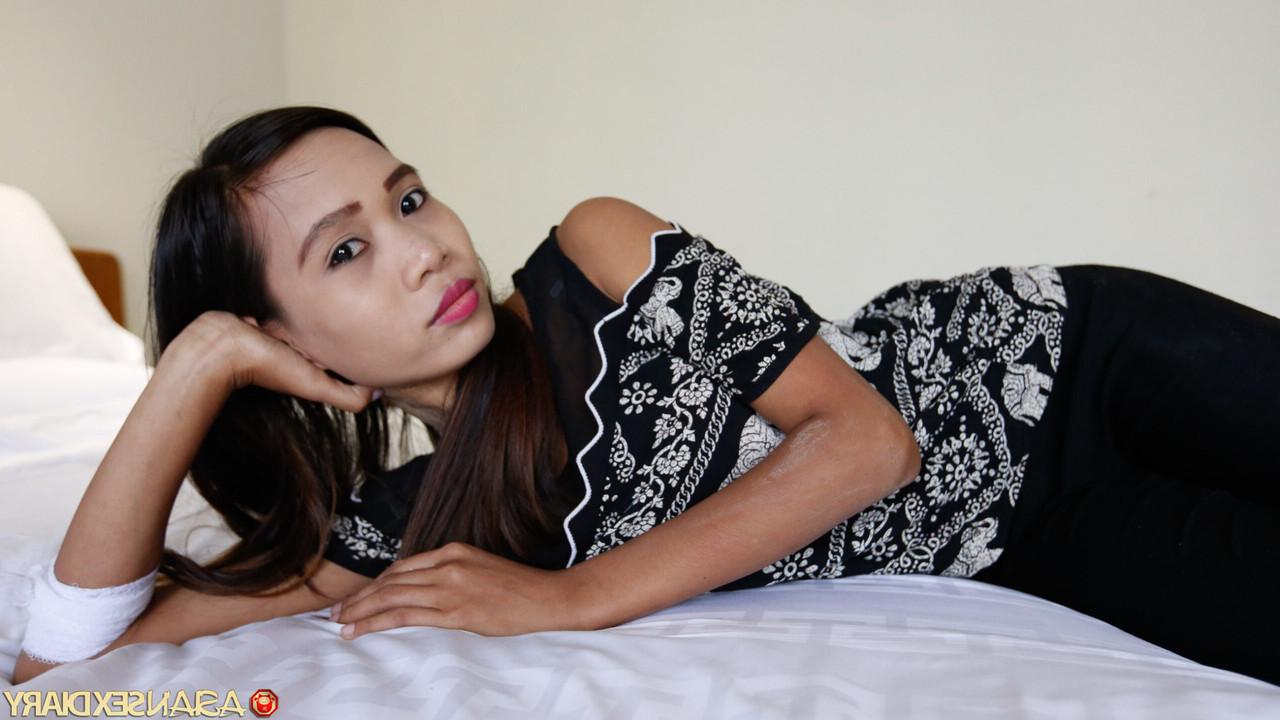20P La encantadora asiática Mimi B es follada y luego muestra su coño peludo lleno de creampie