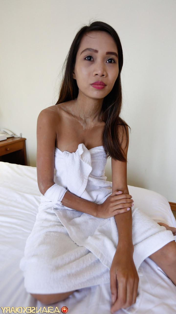 20P La encantadora asiática Mimi B es follada y luego muestra su coño peludo lleno de creampie