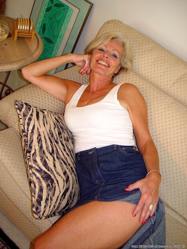 20P Smiley granny Justine getting rid of her clothes & showing her big tits & ass