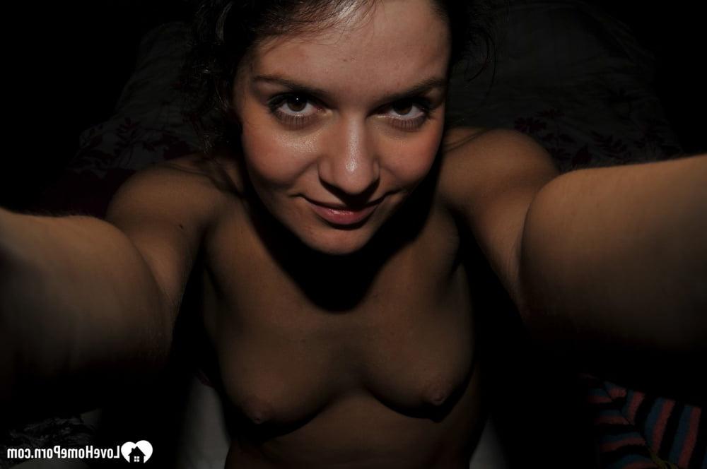 20P A linda morena amadora Olivia Arden tira selfies de seus pequenos seios naturais