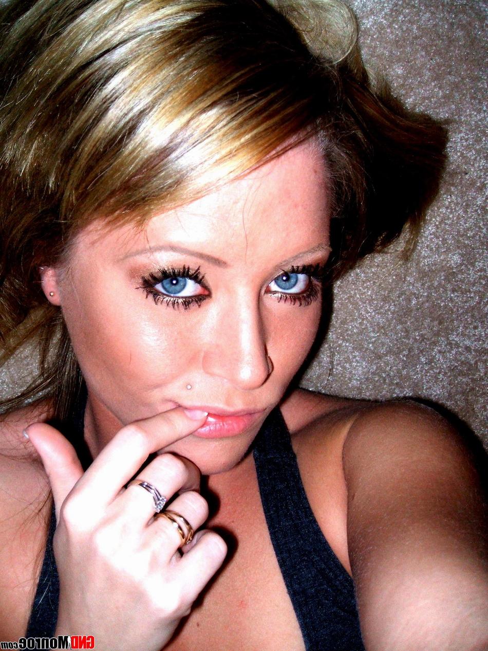 12P Un jeune amateur aux yeux saisissants prend des selfies taquins dans un miroir