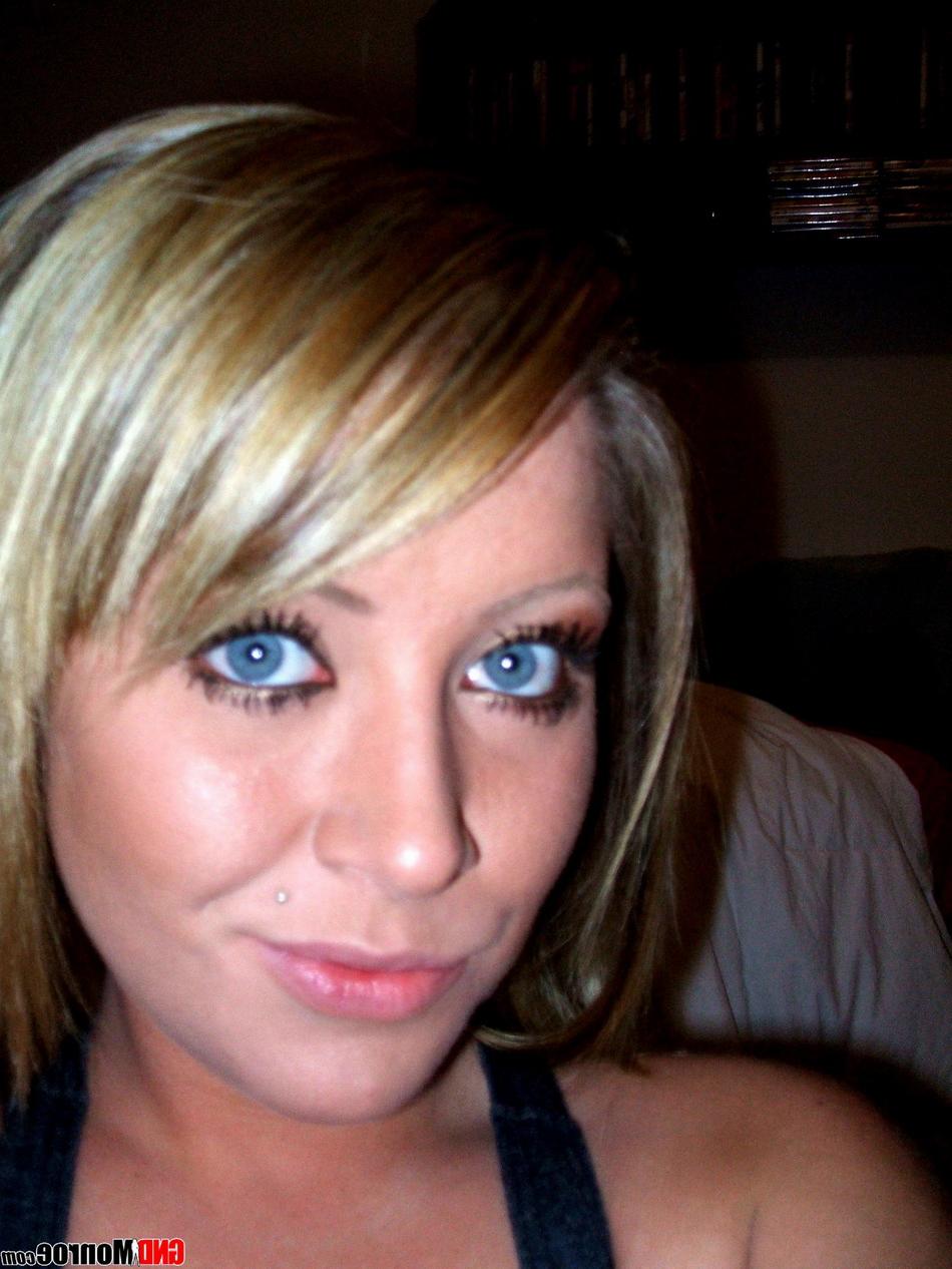 12P Un jeune amateur aux yeux saisissants prend des selfies taquins dans un miroir