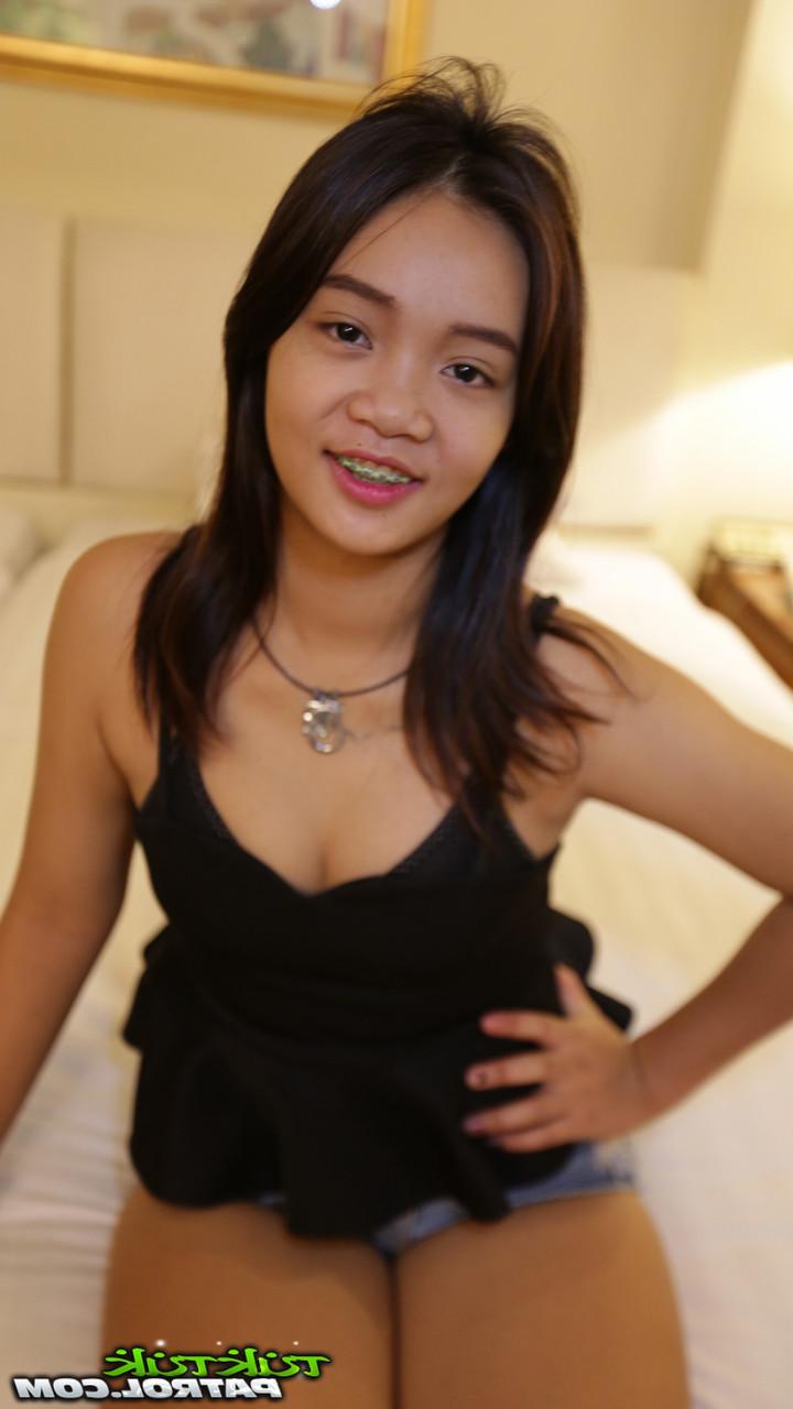 20P La belle asiatique Apple P montre sa chatte poilue tout en profitant du sexe en POV.