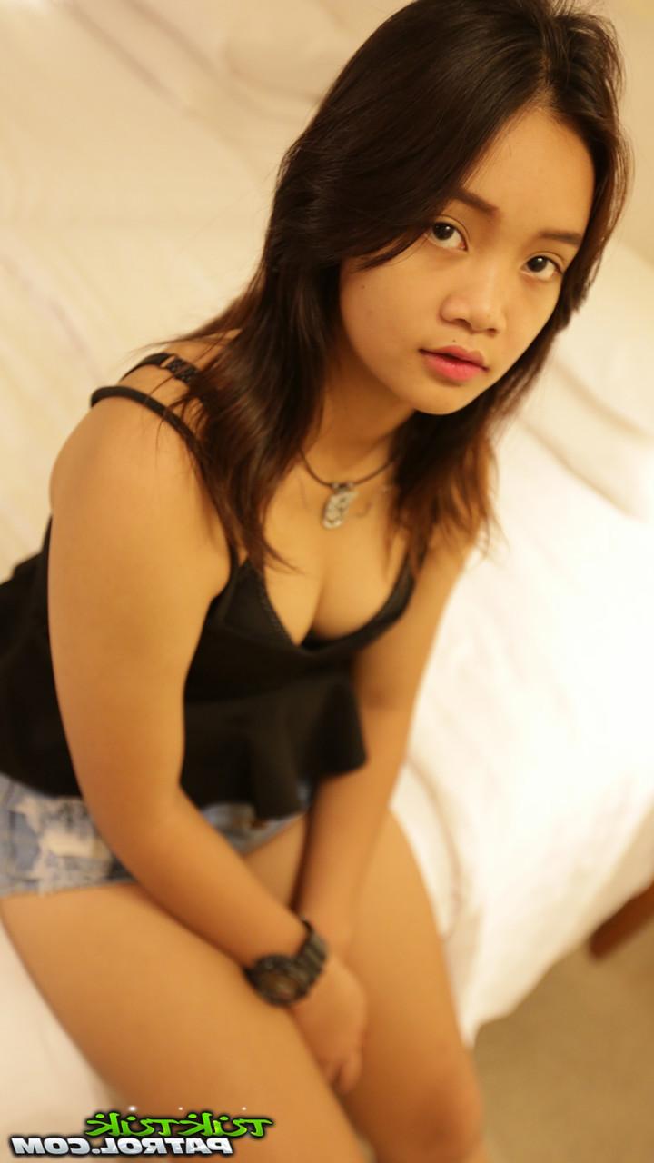 20P La belle asiatique Apple P montre sa chatte poilue tout en profitant du sexe en POV.