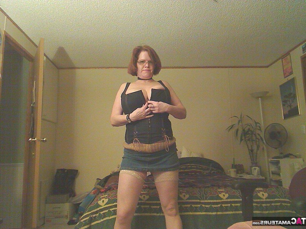 17P 巨乳の年上の赤毛ミーシャ熟女が巨大なディルドを膣に突っ込む