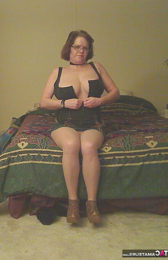 17P 巨乳の年上の赤毛ミーシャ熟女が巨大なディルドを膣に突っ込む