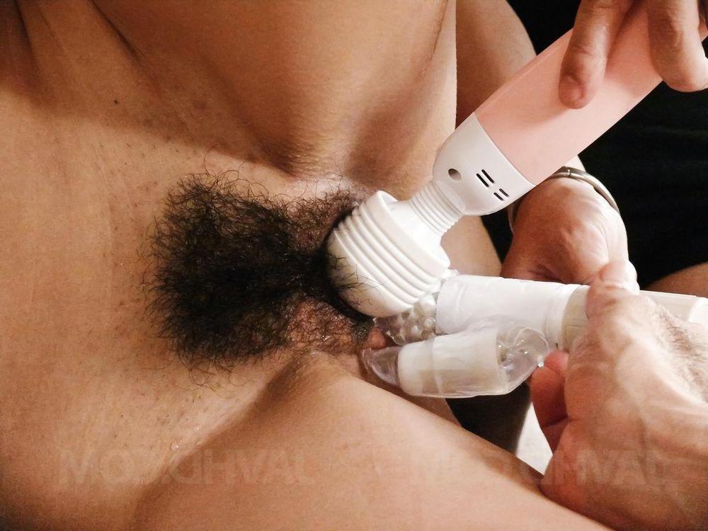 15P La japonesa Mio Hiragi se masturba el coño antes de follar en MMF