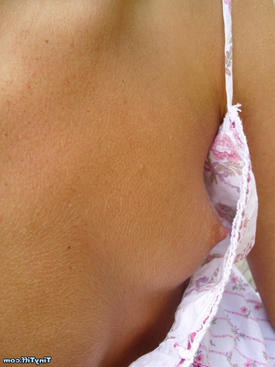 16P A linda loira Tiny Tiff mostra seus peitos pequenininhos e mostra uma saia nua