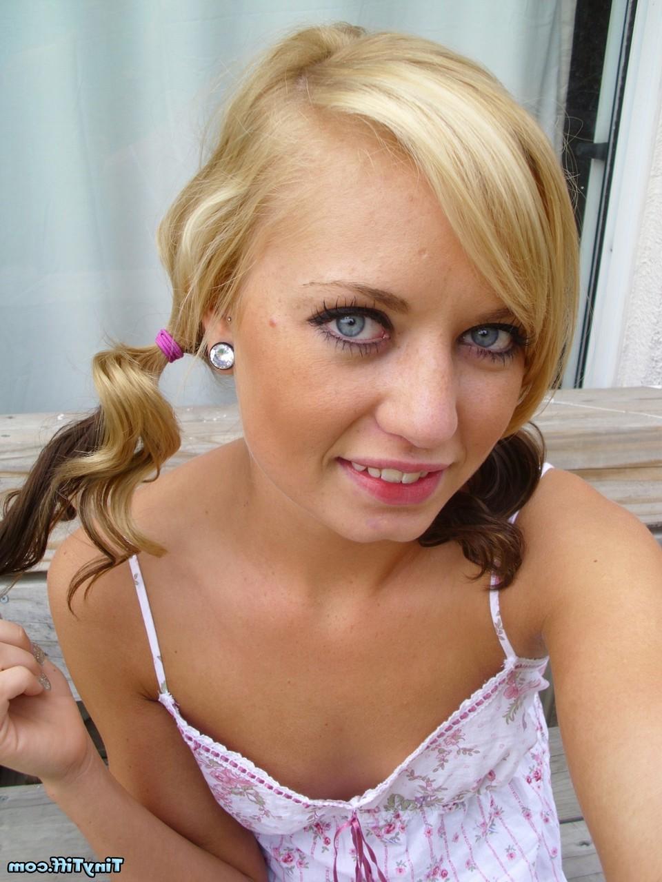 16P A linda loira Tiny Tiff mostra seus peitos pequenininhos e mostra uma saia nua