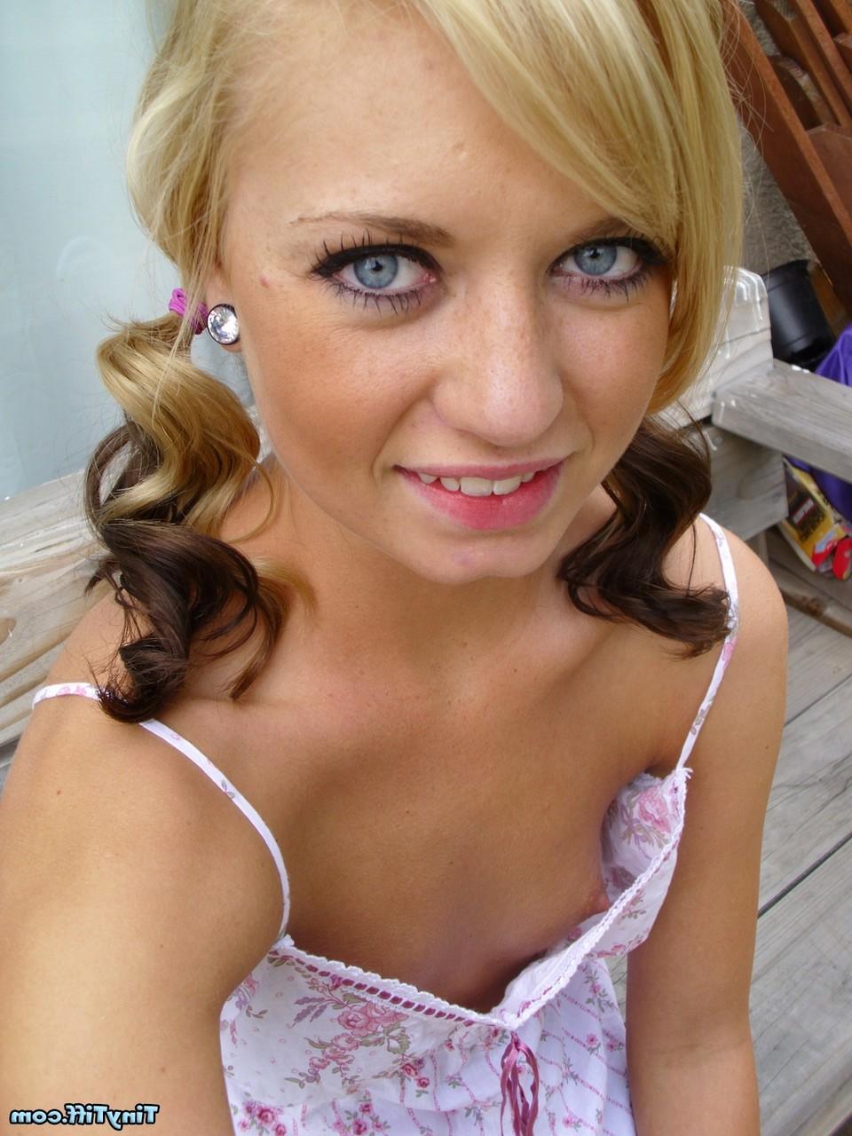 16P A linda loira Tiny Tiff mostra seus peitos pequenininhos e mostra uma saia nua
