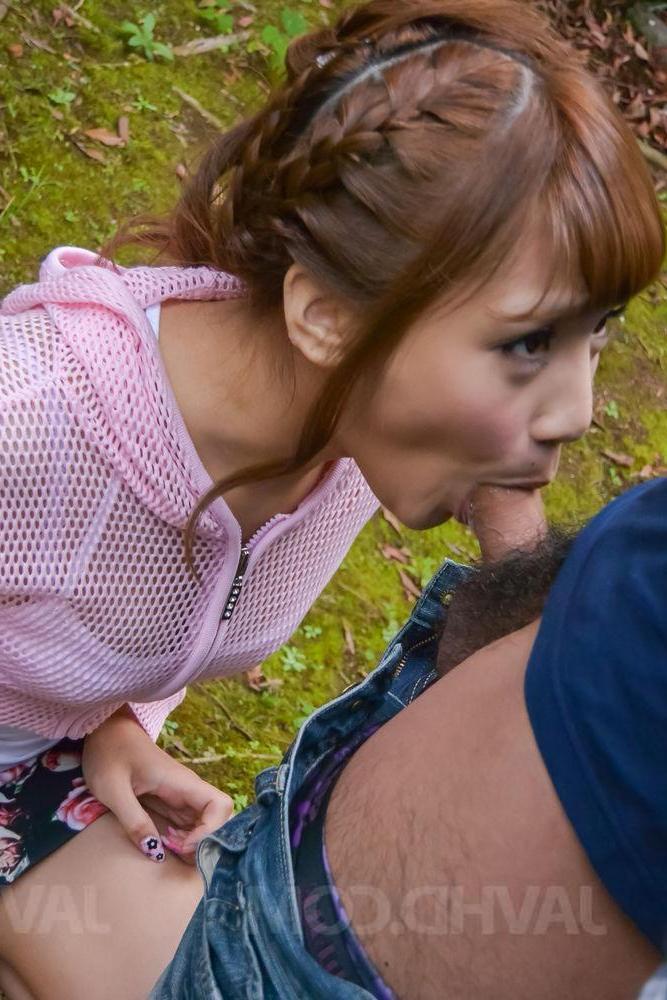 16P A japonesa ruiva Anna Anjo faz um boquete totalmente vestida em um quintal