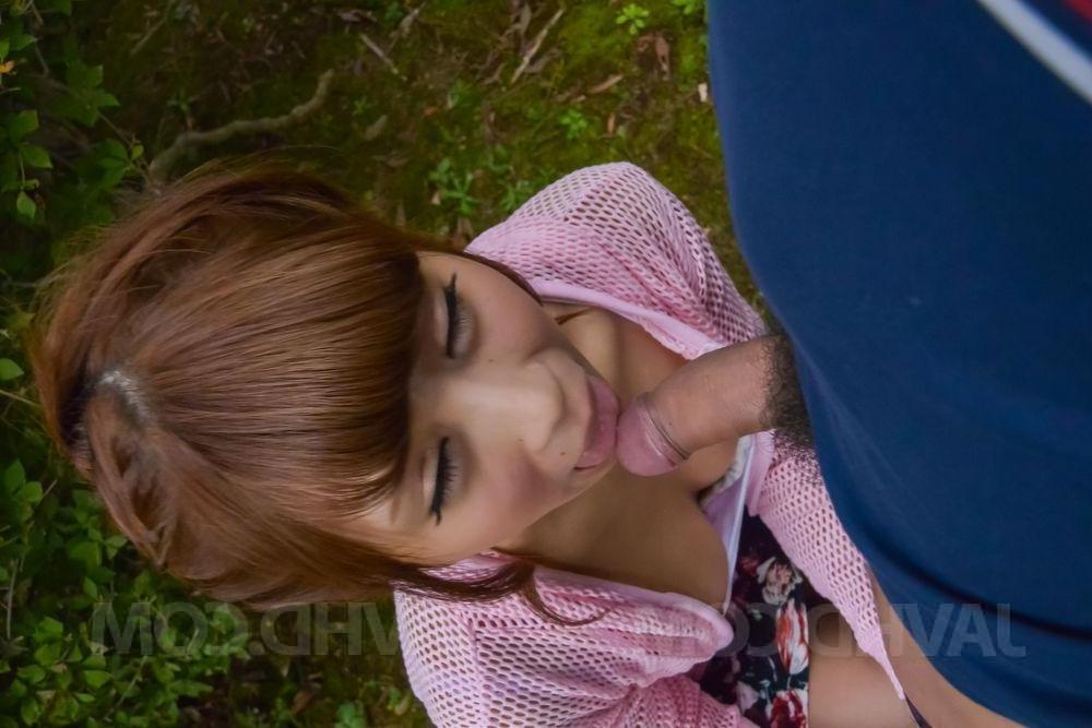 16P A japonesa ruiva Anna Anjo faz um boquete totalmente vestida em um quintal