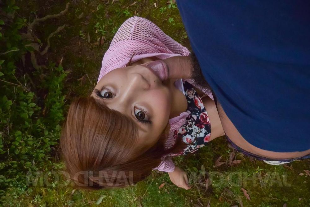 16P A japonesa ruiva Anna Anjo faz um boquete totalmente vestida em um quintal