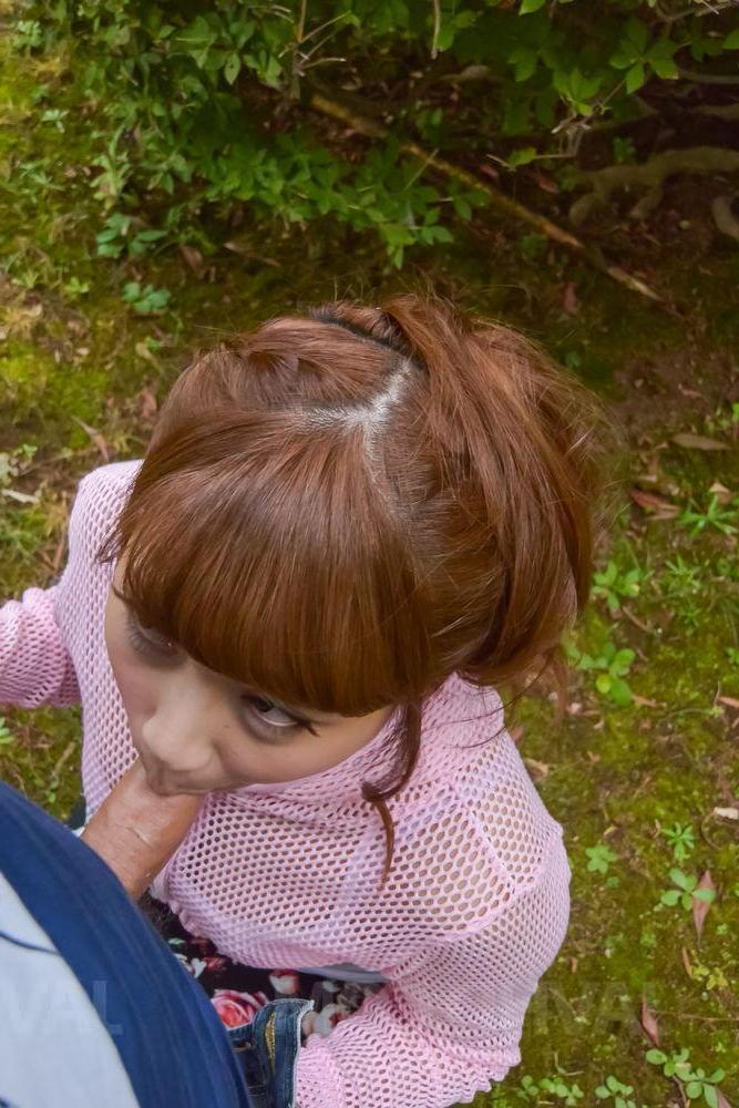 16P A japonesa ruiva Anna Anjo faz um boquete totalmente vestida em um quintal